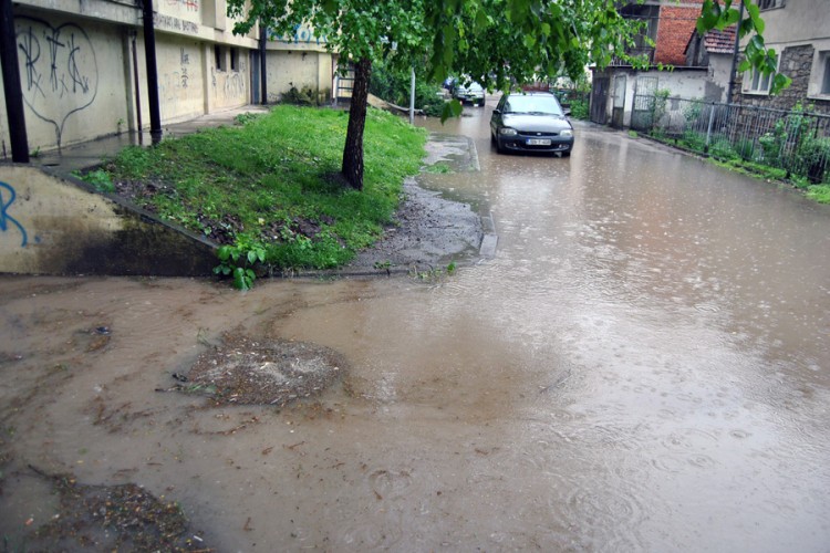 Jaka kiša izazvala poplave u tri zgrade u Zvorniku