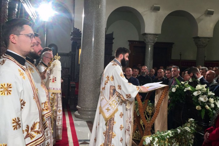 Vladika Jefrem u ponoć služio Vaskršnju liturgiju