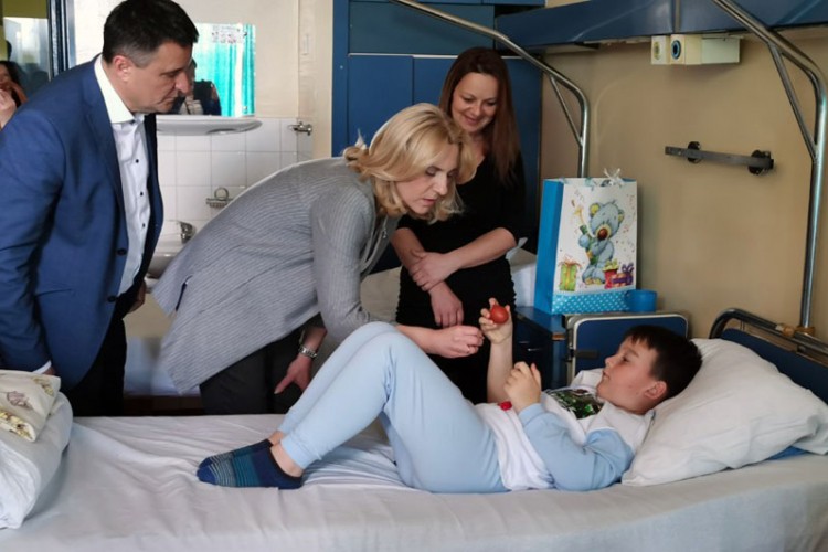 Cvijanovićeva u posjeti djeci na Klinici za dječije bolesti