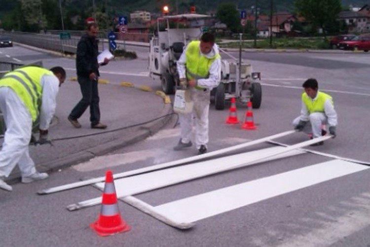 Prvi put na saobraćajnice se postavlja hladna plastika