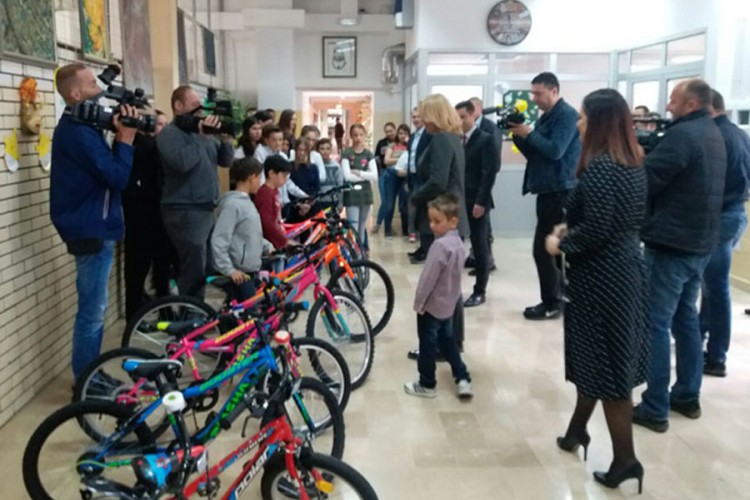 Cvijanovićeva posjetila djecu u domu, poklonila im bicikle