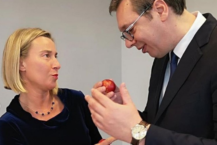 Mogerinijeva i Vučić se tucali jajima, rezultat "diplomatski"