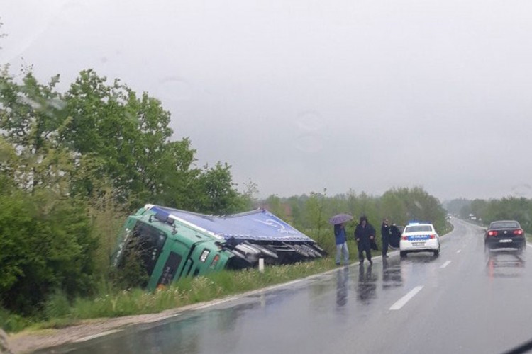Šleper sletio sa puta kod Prijedora, povrijeđen vozač