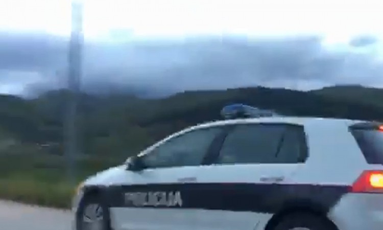 Državljanin SAD tvrdi da su ga napali policajci u Ustikolini i zaprijetio da će ih pobiti