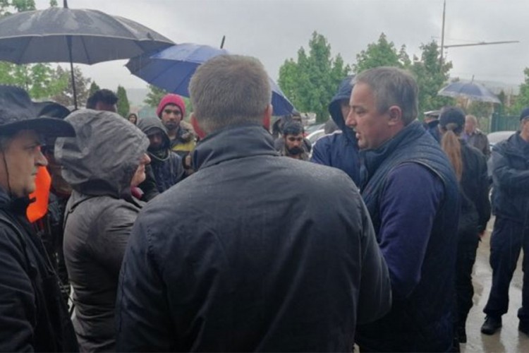Borenović posjetio migrante u USK: Situacija veoma složena