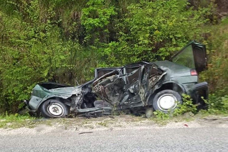 U sudaru auta i kamiona četvoro povrijeđenih, dvoje teže