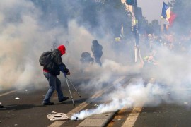 Žestoki sukobi demonstranata i policije, 165 uhapšenih