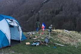 Slovenci postavili zastavu SFRJ na Velebitu