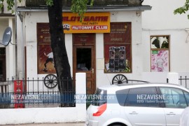 Naljutio ga kockarski aparat pa pretukli gazdu kafića