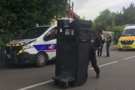 Naoružana osoba drži taoce u prodavnici u Tulzu