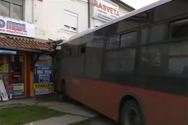 Autobus pun putnika uletio u prodavnicu, ima povrijeđenih