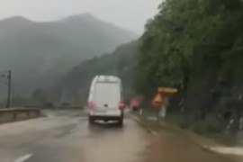 Poplavio dio magistralnog puta Zenica - Žepče