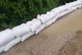 Mještani u Trnu postavljaju vreće s pijeskom uz Vrbas