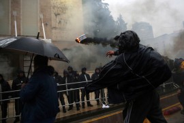 Demonstranti u Tirani bacali Molotovljeve koktele na policiju