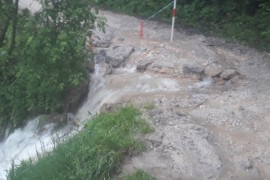 Mnogi putevi neprohodni zbog poplava i odrona