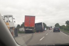 Sudar dva teretna vozila na putu Prnjavor-Derventa