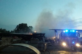 Vatrogasci i dalje gase vatru u pogonu fabrike namještaja