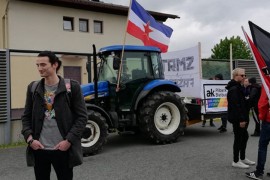 Napeto u Blajburgu, antifašisti protestuju