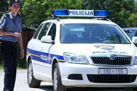 Automobil sletio s puta, poginula žena, troje povrijeđeno