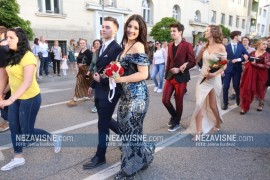 Maturanti Gimnazije i Muzičke škole "Vlado Milošević" uz pjesmu se ...