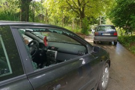 ROSU napala novinara "Prve" i polupala mu auto