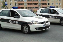 Vozio u zabranjenom smjeru, udario policajca pa pobjegao