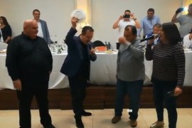 Dačić opet zapjevao pa razbio tanjir