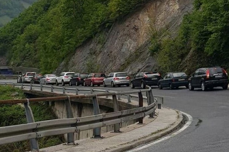 Duge kolone vozila na putu prema moru