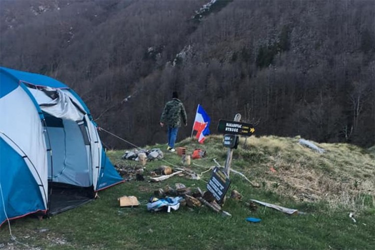 Slovenci postavili zastavu SFRJ na Velebitu