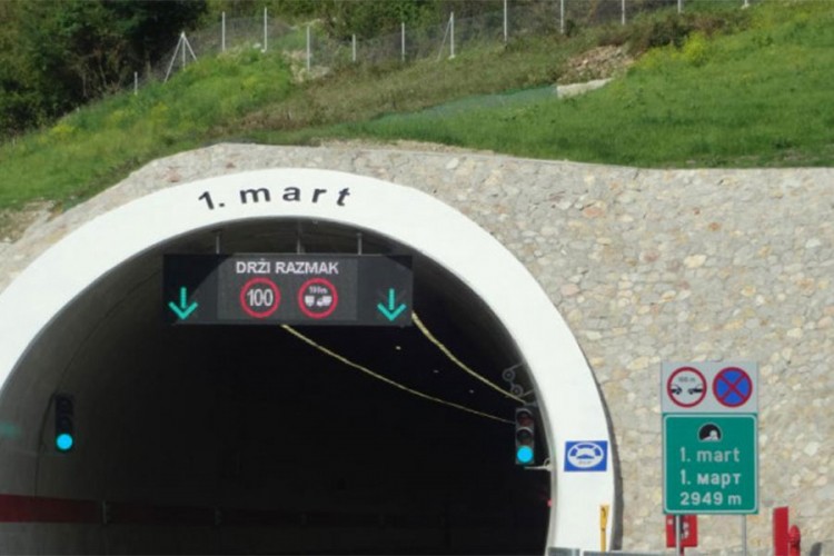 Vozač automobila povrijeđen u tunelu "1. mart"