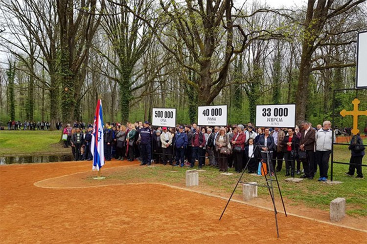 Položeni vijenci za stradalnike u Jasenovcu