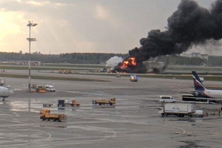 Zapalio se avion, jedna osoba poginula, 10 povrijeđenih