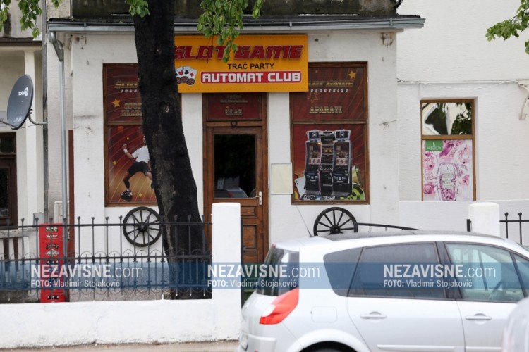 Naljutio ga kockarski aparat pa pretukli gazdu kafića