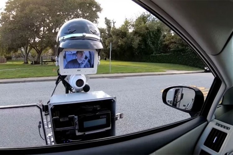 Pogledajte kako izgleda kad vas zaustavi "robocop"