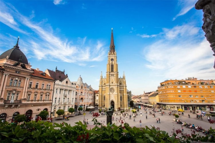 Mladići u Novom Sadu napadali ljude, psovali i prijetili protjerivanjem