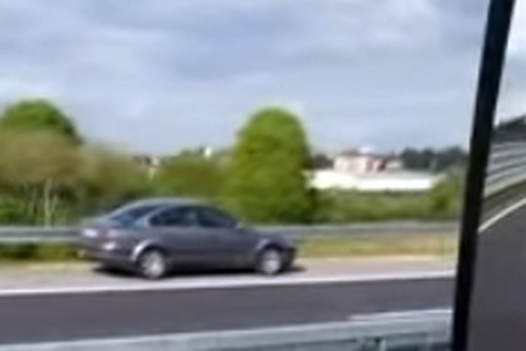 Suluda vožnja zaustavnom trakom u suprotnom pravcu na autoputu