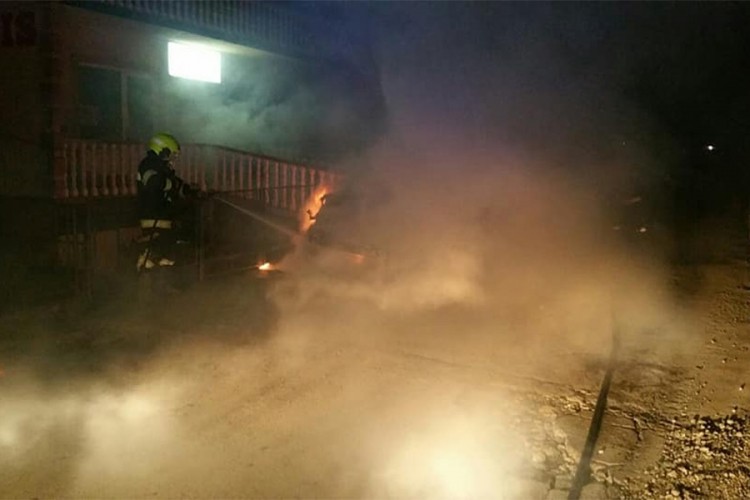 Intervencije na zapaljenom dimnjaku i automobilu