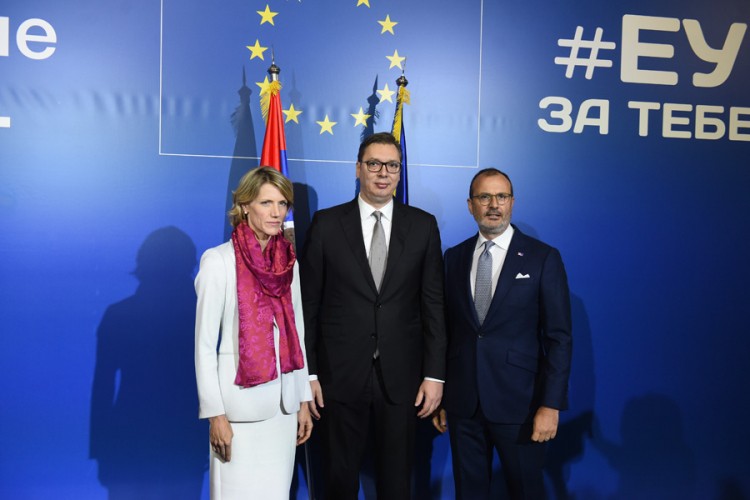 Fabrici na srpskom: Živjela Evropa, živjela Srbija