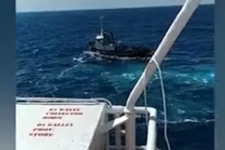 Pokvareni brod se približava Splitu