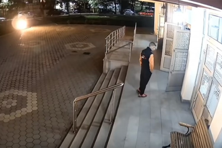 Pokrao obuću vjernicima dok su bili u džamiji