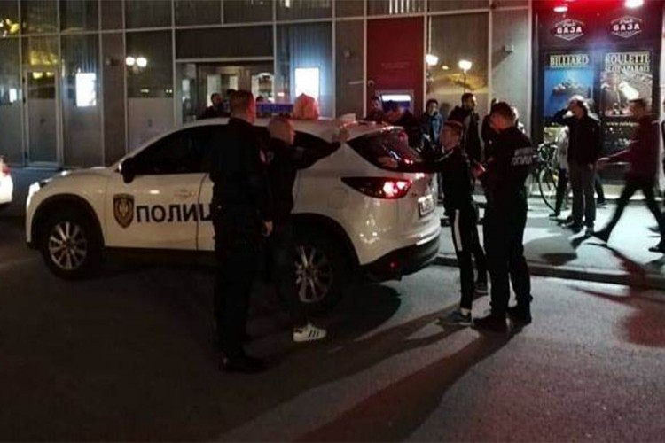 Mladić iz kafića gađao kriglom kolonu protesta "Jedan od pet miliona"