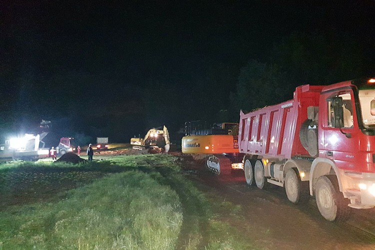 U toku podizanje nasipa u modričkom naselju Dobor