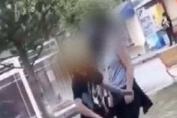 Vršnjačko nasilje u Banjaluci: Djevojčica oborila dječaka i ošamarila ga