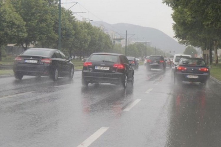 Kolovozi klizavi, mogući odroni u usjecima