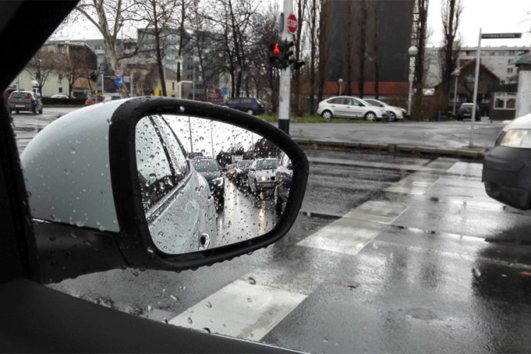 Saobraćaj otežan i usporen zbog kiše