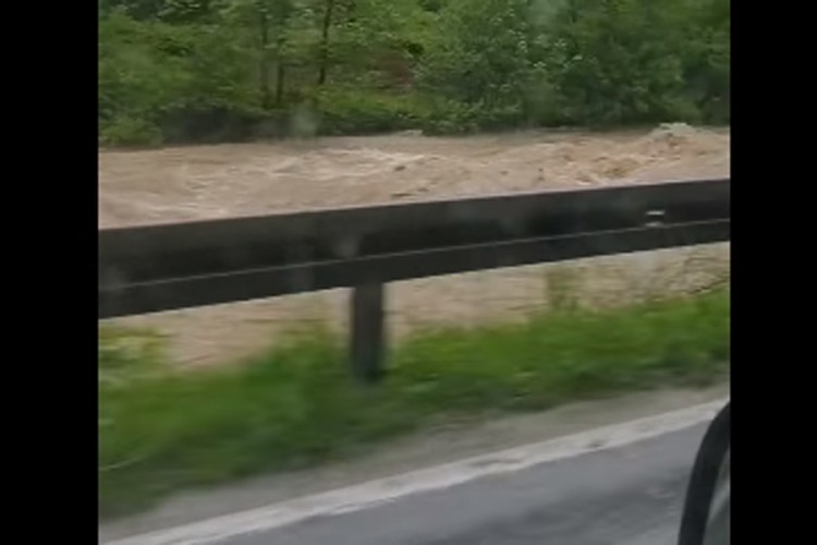 Izlila se Lašva kod Viteza, voda prijeti kućama