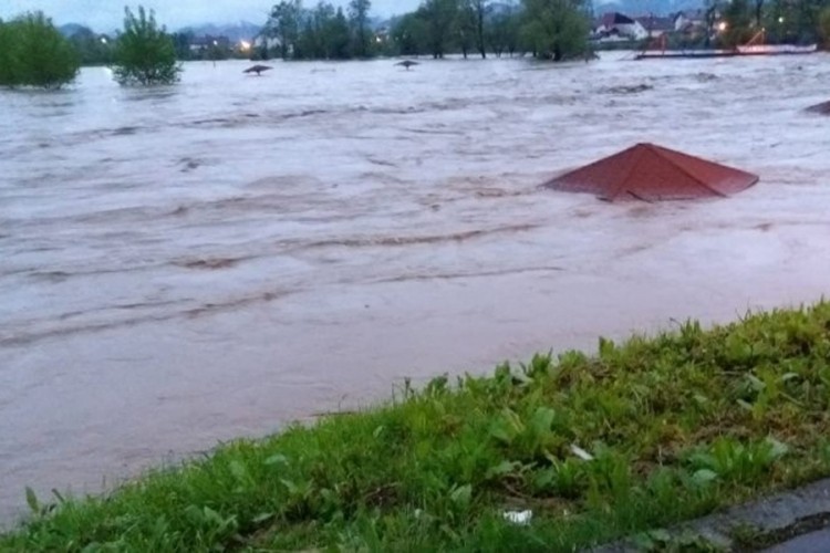 U Tesliću proglašena vanredna situacija, obustavljena nastava