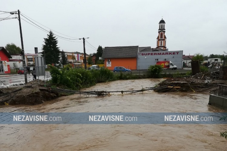 U Dragočaju mirnije nakon noćašnje borbe s vodom