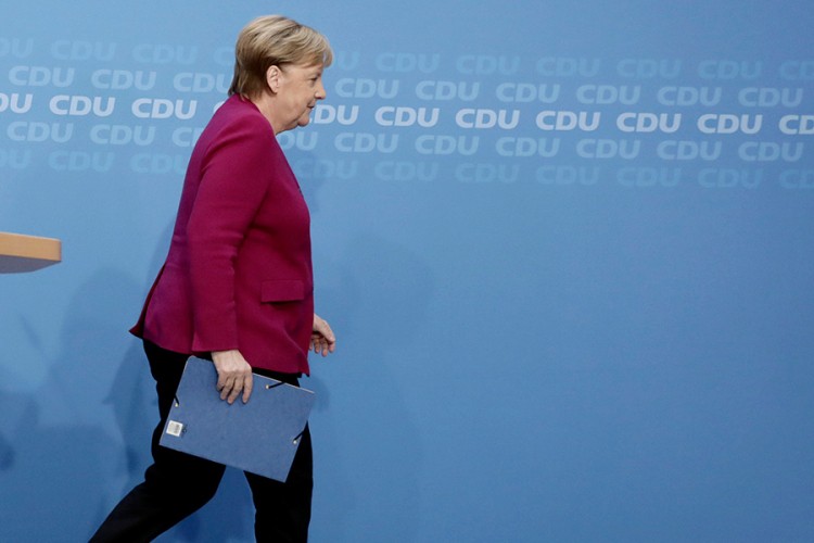 Kombi, bez vozača, udario u avion Angele Merkel