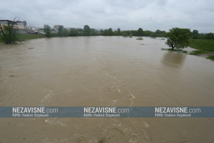 Mještani Česme: Ako voda probije nasip postaćemo jezero